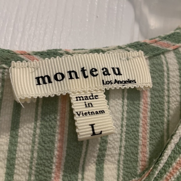 Crop top blouse with ruffled sleeves and bottom. - Picture 2 of 4